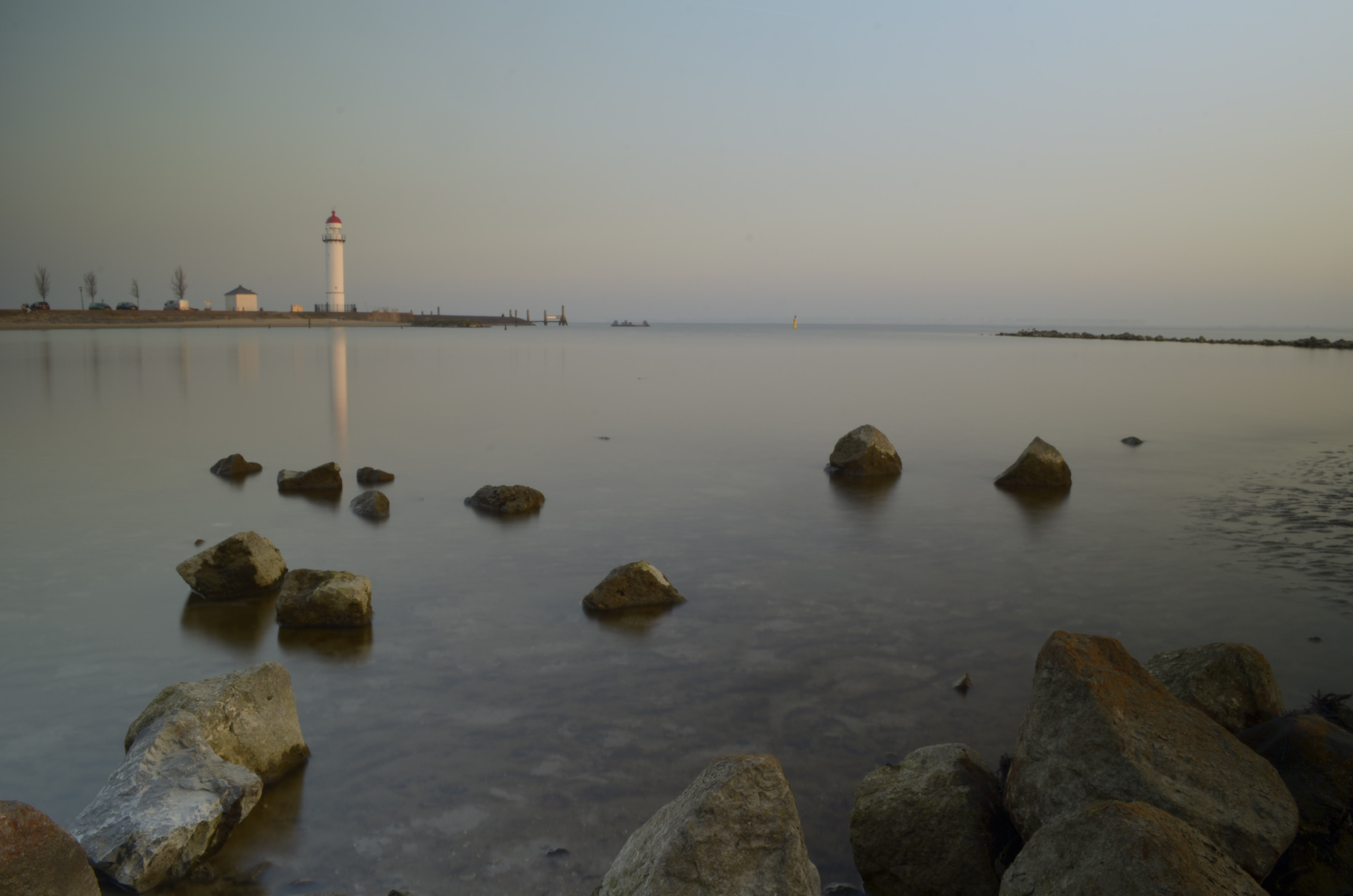 Foto am Meer, Leuchtturm im Hintergrund